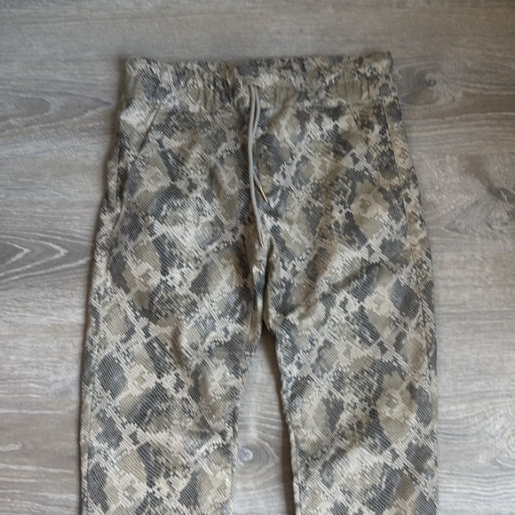 Bevy Flog Shely In Beige Python Print 24 - Picture 3 of 12